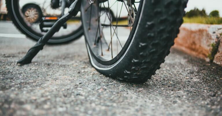 Platter Reifen an einem E-Bike auf Asphalt